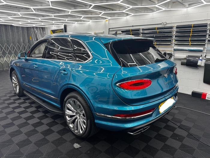Bentley Bentayga, rear windows tinted